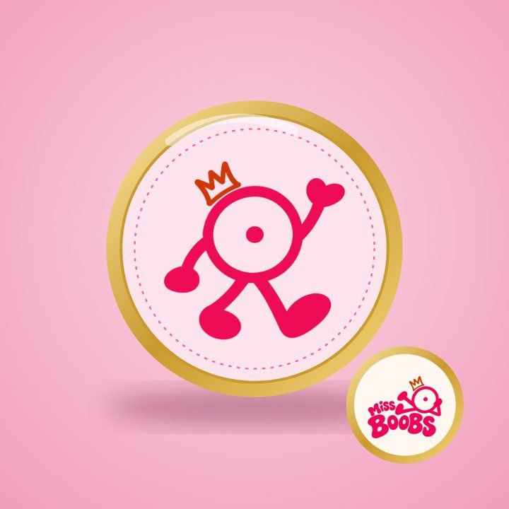 Pin's doré avec la figurine Miss Boobs, visuel de présentation